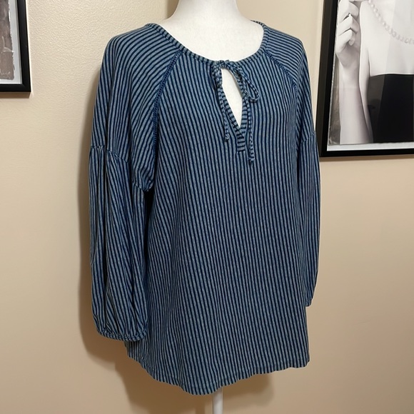 Universal Thread Striped Top - Picture 2 of 7